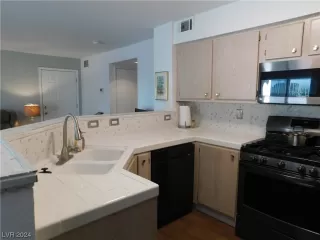 Photo #5: 2549128 Listing 