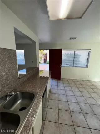 Photo #6: 2549651 Listing