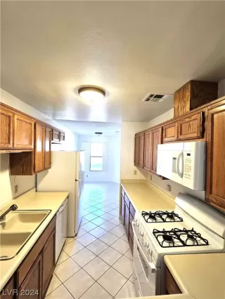 Photo #3: 2549809 Listing