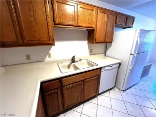 Photo #5: 2549809 Listing