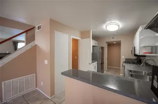 Photo #3: 2550156 Listing