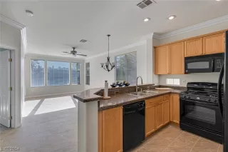 Photo #6: 2550298 Listing