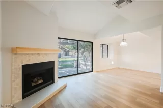 Photo #5: 2550609 Listing