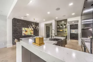 Photo #6: 2551343 Listing 