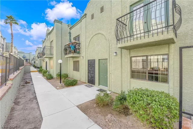 MLS: 2551461 Condo For Sale