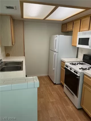 Photo #3: 2551819 Listing