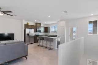 Photo #5: 2551862 Listing