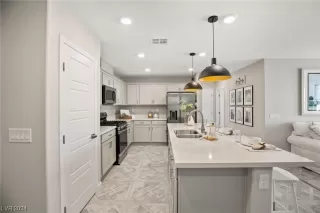 Photo #4: 2551873 Listing