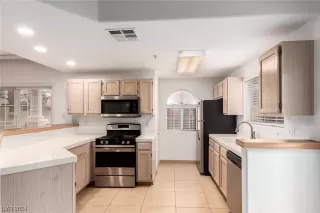 Photo #6: 2552676 Listing