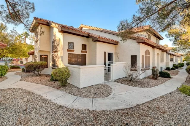 MLS: 2553275 Condo For Sale