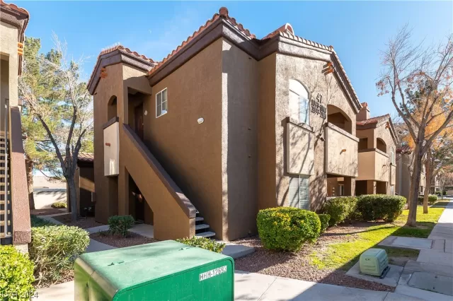 MLS: 2553532 Condo For Sale