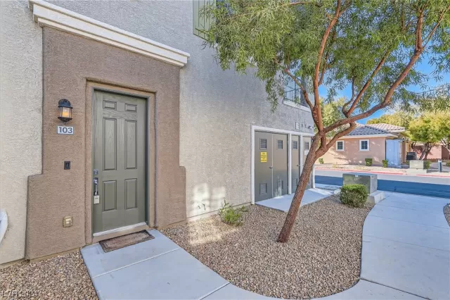 MLS: 2553600 Condo For Sale