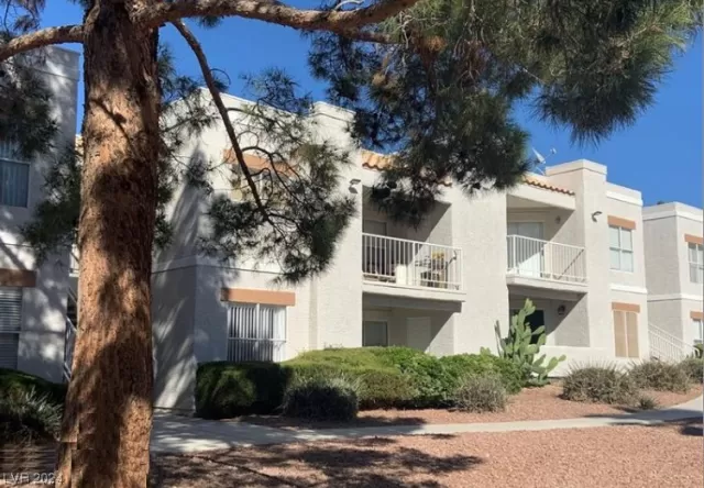 MLS: 2554616 Condo For Sale