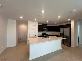 Photo #5: 2554809 Listing