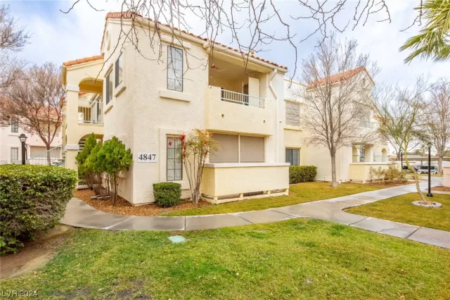 MLS: 2555017 Condo For Sale