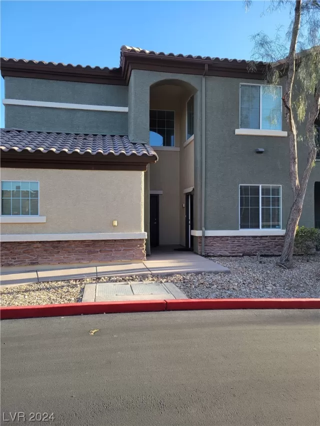 MLS: 2555073 Condo For Sale