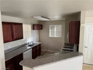 Photo #3: 2555368 Listing