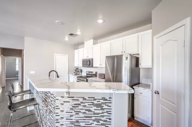 MLS: 2555566 Condo For Sale