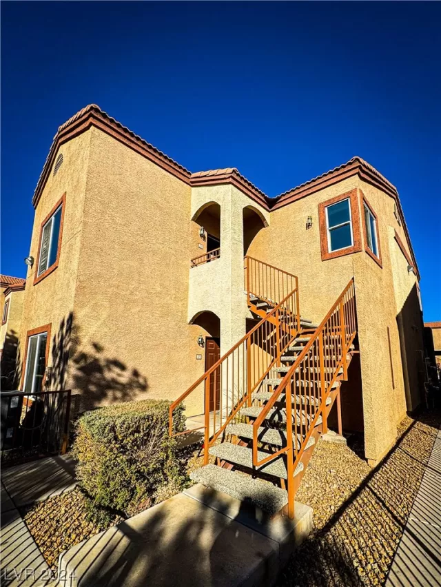 MLS: 2555626 Condo For Sale