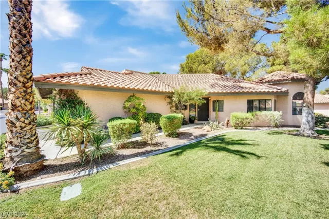 MLS: 2555640 Condo For Sale