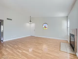 Photo #5: 2555667 Listing