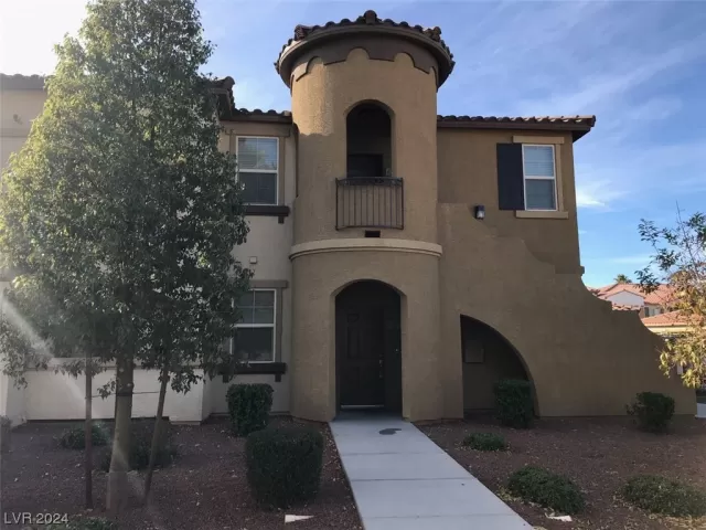 MLS: 2555772 Condo For Sale