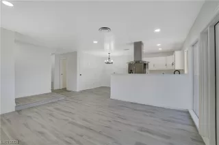 Photo #2: 2555829 Listing