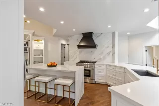 Photo #5: 2555911 Listing