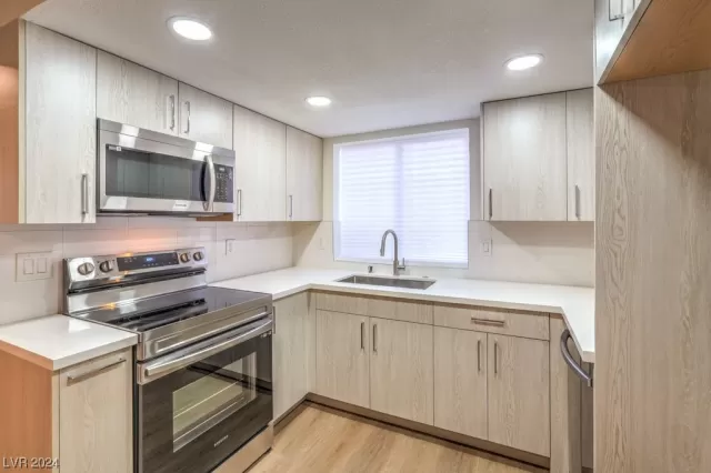 MLS: 2556002 Condo For Sale