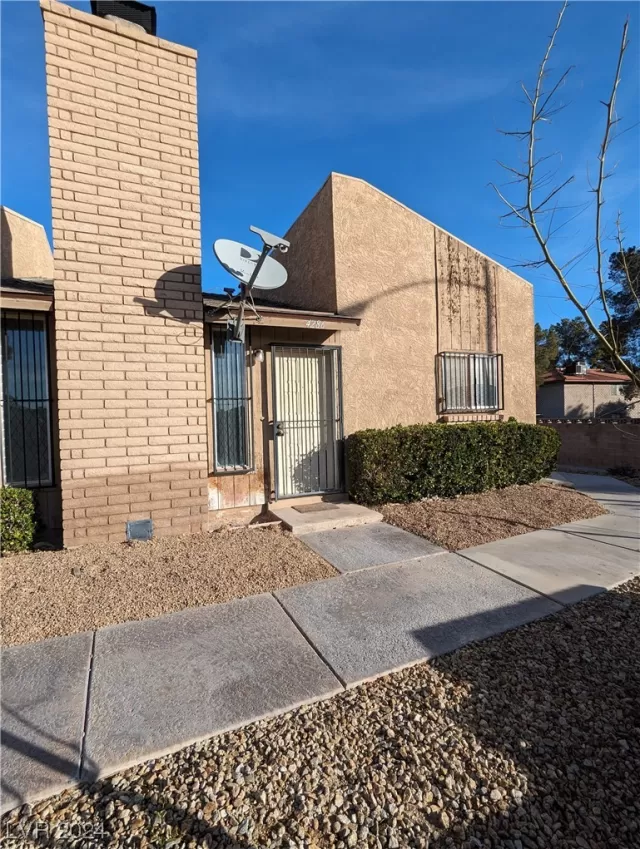 MLS: 2556118 Condo For Sale