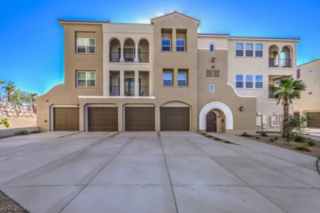 MLS: 2556326 Condo For Sale