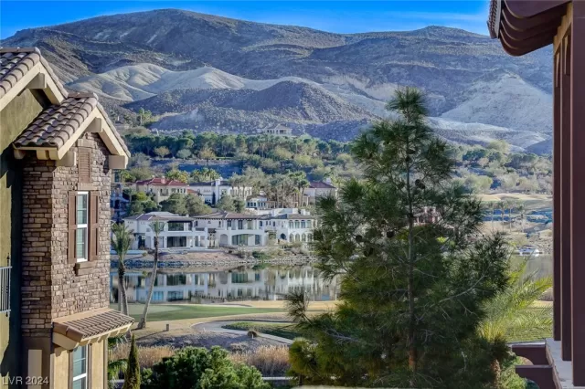 MLS: 2556381 Condo For Sale