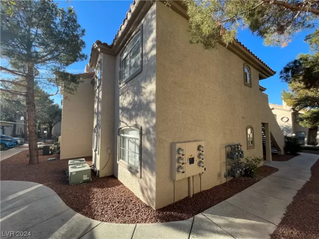 MLS: 2556396 Condo For Sale