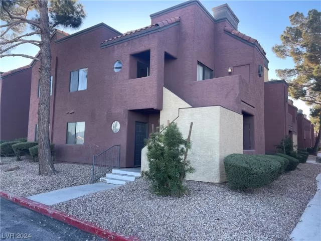 MLS: 2556603 Condo For Sale