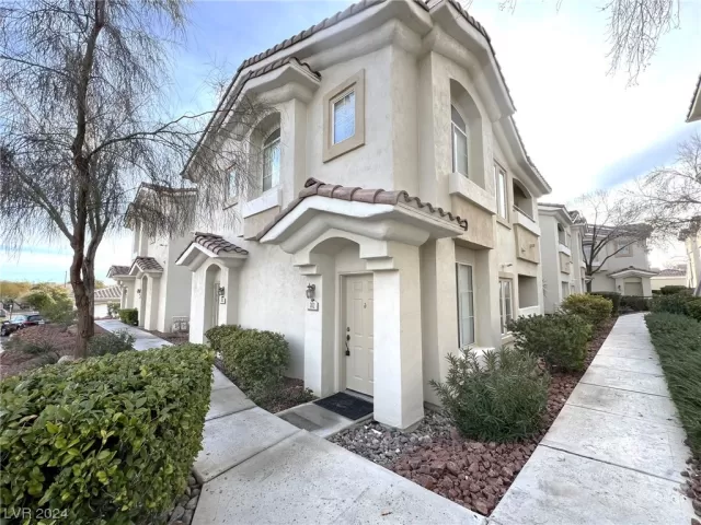 MLS: 2556615 Condo For Sale