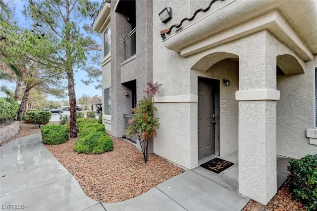 MLS: 2556795 Condo For Sale