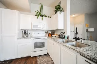 Photo #3: 2556829 Listing