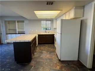 Photo #5: 2556883 Listing