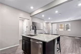 Photo #2: 2556902 Listing