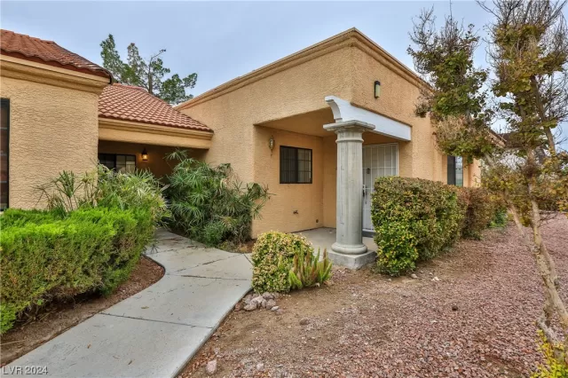 MLS: 2556916 Condo For Sale