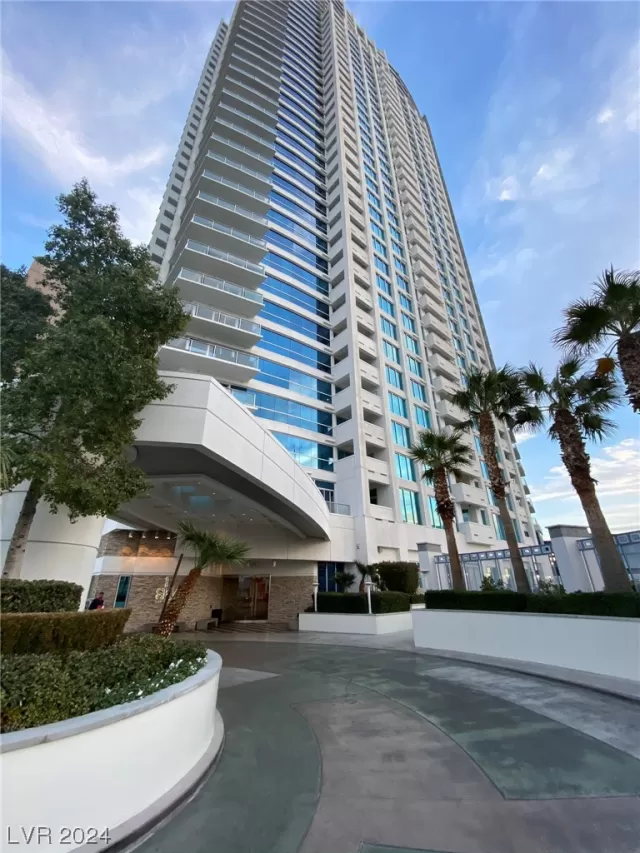 MLS: 2557092 Condo For Sale