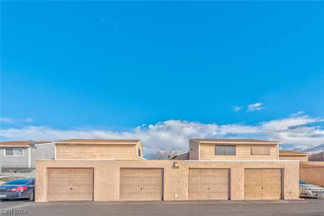 MLS: 2557205 Condo For Sale