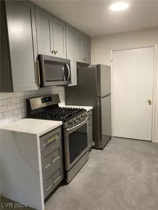 Photo #4: 2557639 Listing