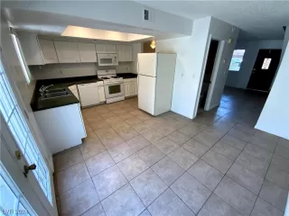 Photo #3: 2557665 Listing