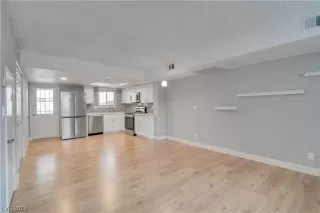 Photo #5: 2557751 Listing