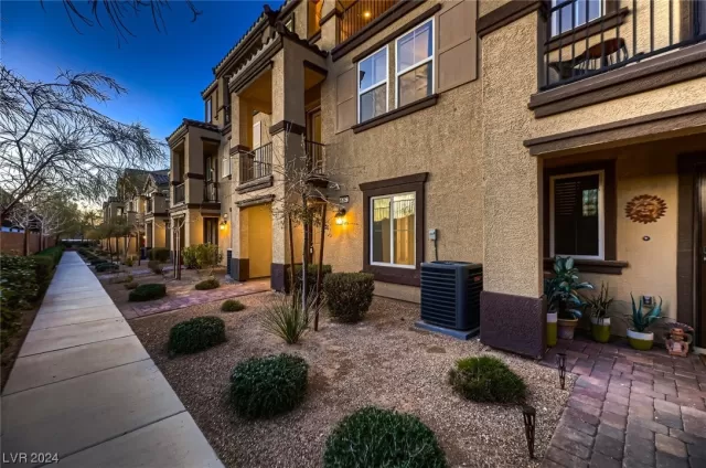 MLS: 2557772 Condo For Sale