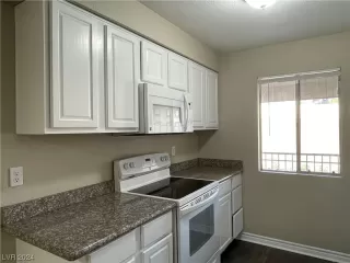 Photo #5: 2557874 Listing