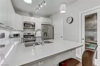 Photo #5: 2558006 Listing