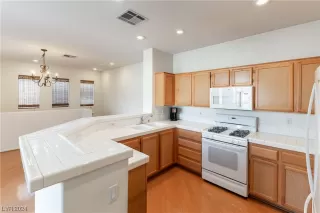 Photo #4: 2558024 Listing