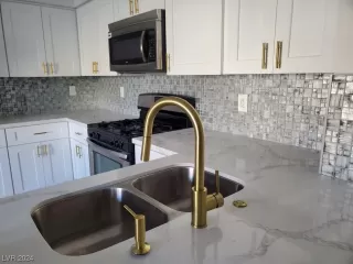 Photo #1: 2558082 Listing 